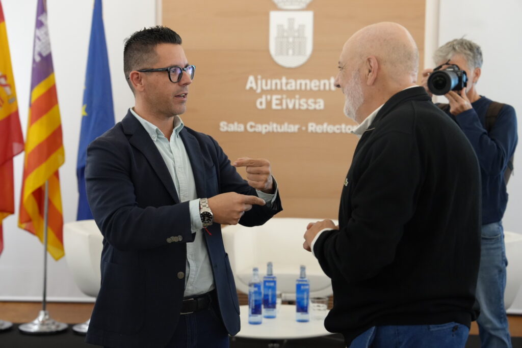 Rafael Triguero, alcalde de ibiza, charlando con Juan Carlos Molina, presidente de ICOMOS-España.